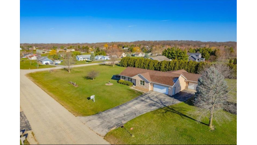 6220 W Lynne Drive Janesville, WI 53548 by Re/Max Preferred - Amber@thhtrealty.com $399,000