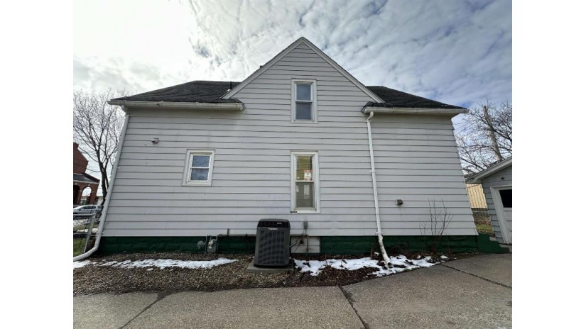 314 S Locust Street Reedsburg, WI 53959 by Re/Max Realpros - Off: 608-254-9488 $199,900