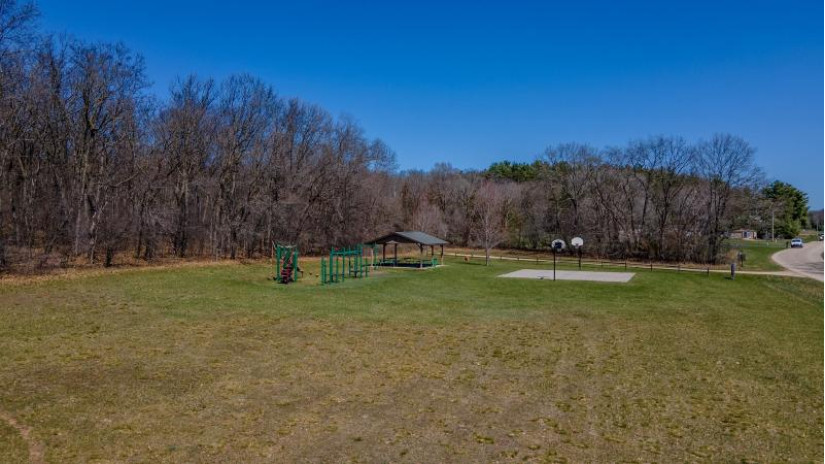 W7482 Phillips Road Dekorra, WI 53954 by Spencer Real Estate Group - team@spencerreg.com $470,000