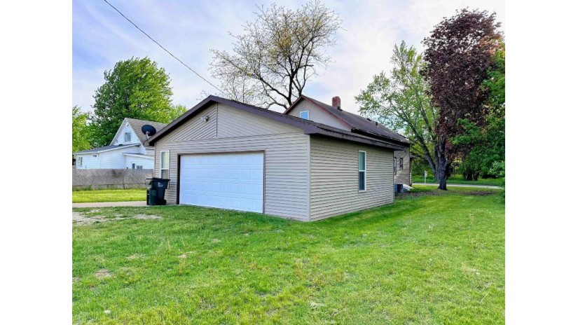 910 N Michigan Street Prairie Du Chien, WI 53821 by Re/Max Gold - Off:: 608-306-2865 $249,000