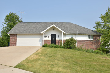 1798 Oneida Ct, Grafton, WI 53024-9577