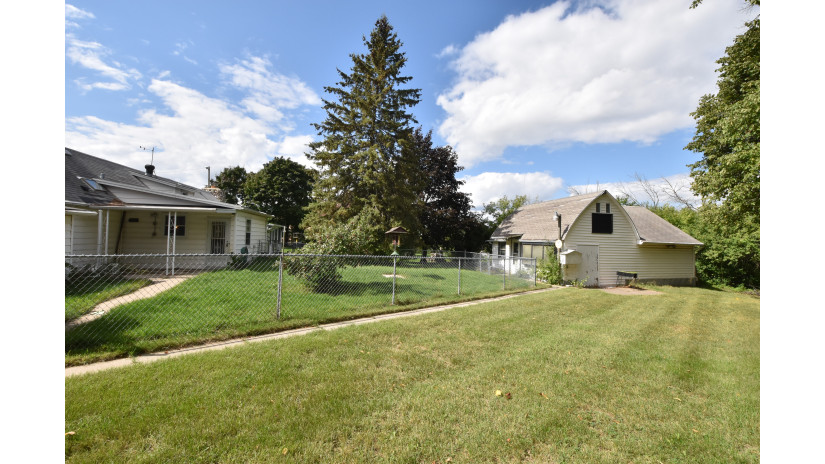 N94W17842 Appleton Ave Menomonee Falls, WI 53051 by Shorewest Realtors $625,000