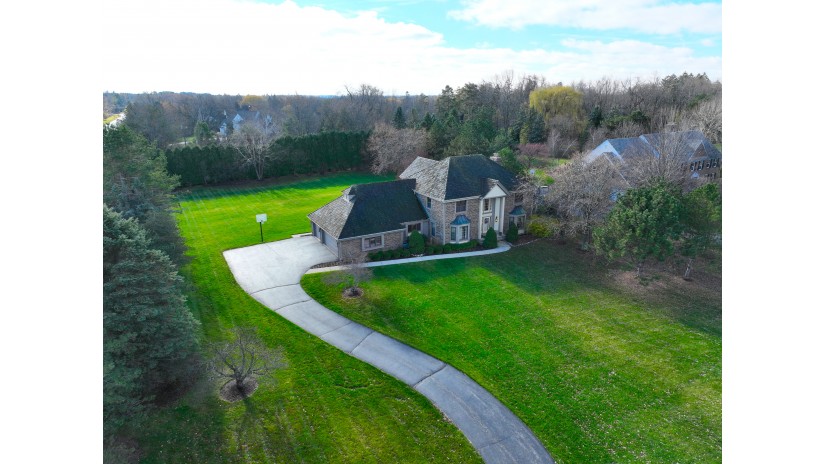 2715 W Country Club Dr Mequon, WI 53092 by Shorewest Realtors $999,900