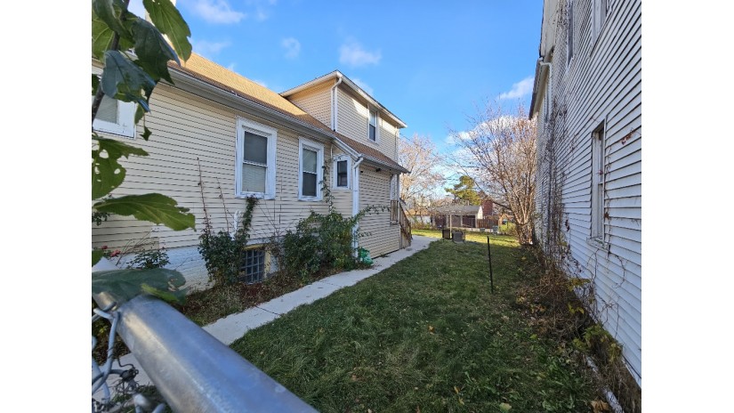 2560 Dr William Finlayson St Milwaukee, WI 53212 by Shorewest Realtors $145,000