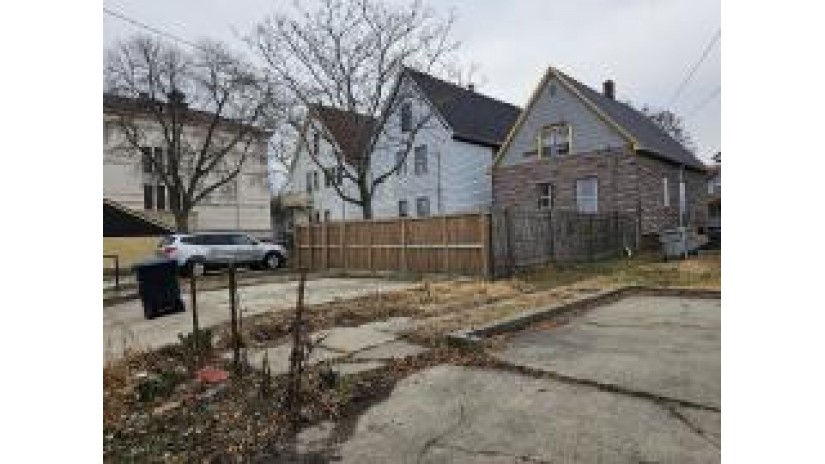 2908 W Clarke St Milwaukee, WI 53210 by Shorewest Realtors $75,000