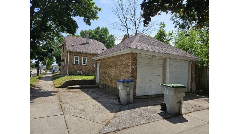 2700 W Stark St Milwaukee, WI 53209 by Shorewest Realtors $127,000