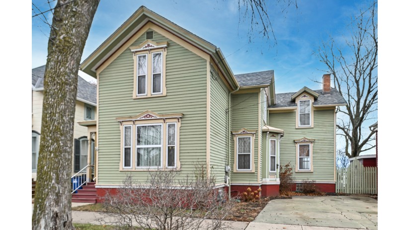 1307 Main St Racine, WI 53403 by Shorewest Realtors $425,000