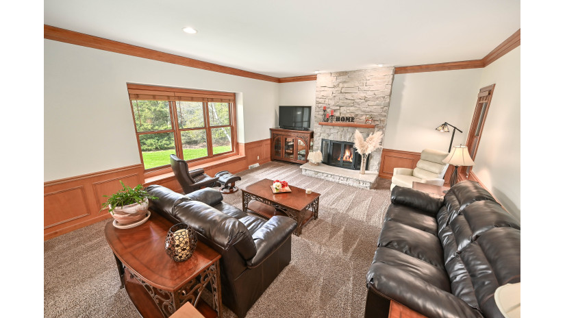 158 Laurel Ct Delafield, WI 53018 by Shorewest Realtors $1,099,000