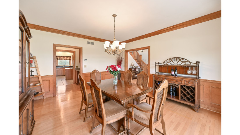 158 Laurel Ct Delafield, WI 53018 by Shorewest Realtors $1,099,000