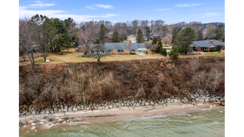 625 Oak Tree Rd Sheboygan, WI 53083 by Shorewest Realtors $899,900