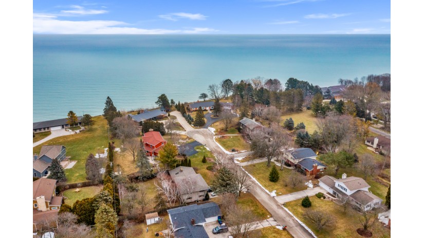 625 Oak Tree Rd Sheboygan, WI 53083 by Shorewest Realtors $899,900