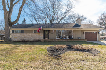 1003 Oxford Rd, Waukesha, WI 53186-6445