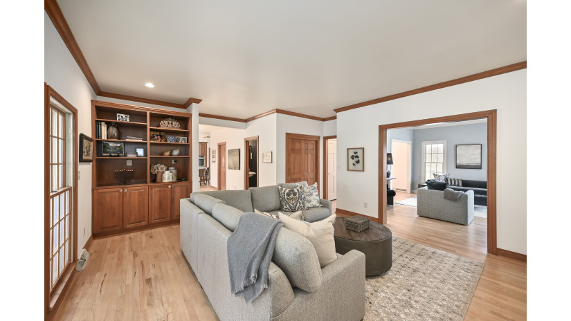 10710 N Briarwood Ct Mequon, WI 53092 by Shorewest Realtors $849,900