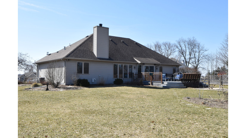 6884 Northvue Ct Newburg, WI 53090 by Shorewest Realtors $399,980