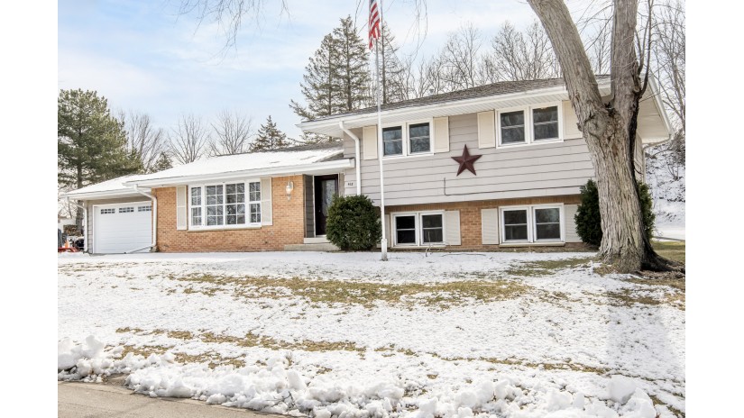 418 Lookout Dr Pewaukee, WI 53072 by Shorewest Realtors $399,900