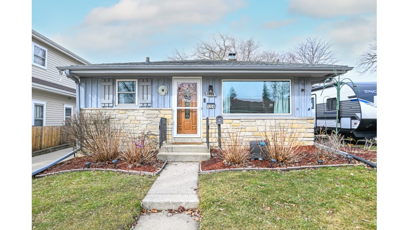 1324 Illinois St Racine, WI 53405 by Shorewest Realtors $180,000