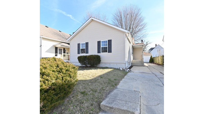 1827 Chatham St Racine, WI 53402 by Shorewest Realtors $174,900