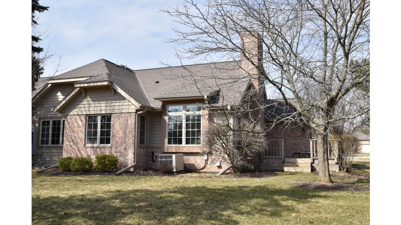 10710 N Essex Ct Mequon, WI 53092 by Shorewest Realtors $450,000