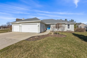 1386 Cardinal Dr, Oconomowoc, WI 53066-2383