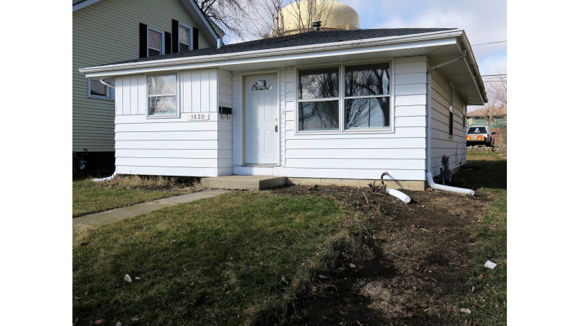 1620 Carlisle Ave Racine, WI 53404 by Shorewest Realtors $150,000