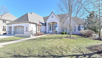 1641 Moccasin Trl, Waukesha, WI 53189-6872