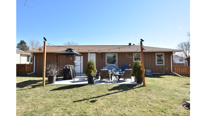 617 Summit Dr Port Washington, WI 53074 by Shorewest Realtors $320,000