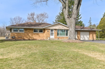 4225 N 160th St, Brookfield, WI 53005-1423