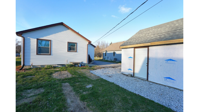 1433 Johnson Ave Caledonia, WI 53402 by Shorewest Realtors $169,000