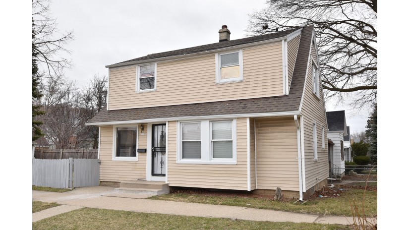 4900 W Fiebrantz Ave Milwaukee, WI 53216 by Shorewest Realtors $189,900