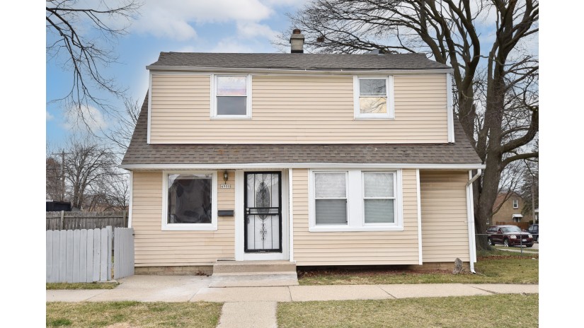 4900 W Fiebrantz Ave Milwaukee, WI 53216 by Shorewest Realtors $189,900