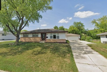 N86W14836 Rozanne Dr, Menomonee Falls, WI 53051-3200