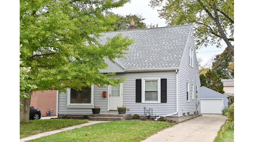 4762 N Elkhart Ave Whitefish Bay, WI 53211 by Shorewest Realtors $449,900