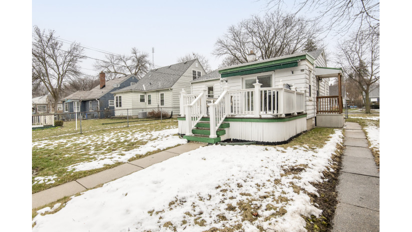 2769 N 87th St Milwaukee, WI 53222 by Shorewest Realtors $199,900