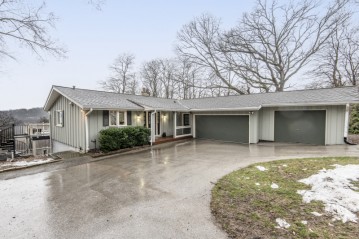 N40W27953 Glacier Rd, Pewaukee, WI 53072