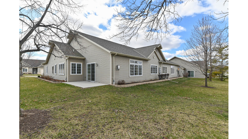 5322 S Butterfield Way Greenfield, WI 53221 by Shorewest Realtors $349,900