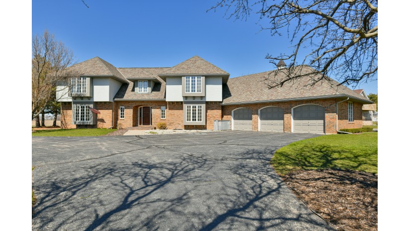 2134 Blue Heron Dr Delavan, WI 53115 by Shorewest Realtors $1,025,000