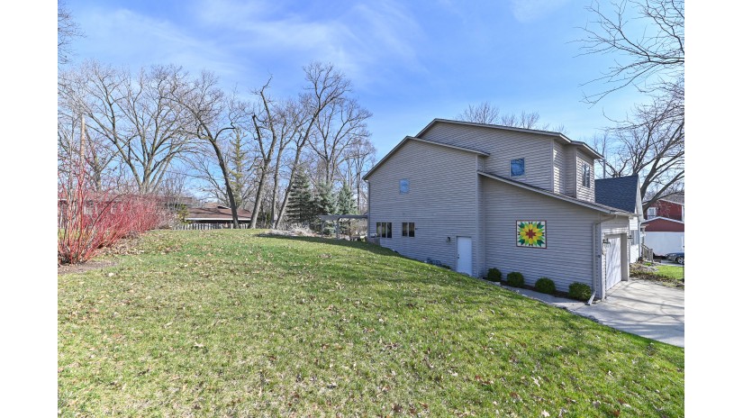 30124 Mound Dr Burlington, WI 53105 by Shorewest Realtors $399,000