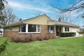 14025 Ridgewood Rd, Brookfield, WI 53005-3724