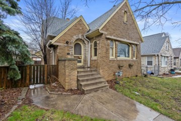 3929 N 51st Blvd, Milwaukee, WI 53216-2305