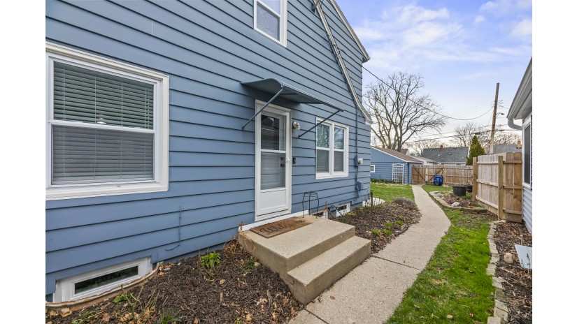 3146 N 90th St Milwaukee, WI 53222 by Shorewest Realtors $239,900