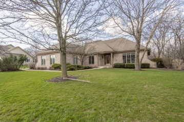 3271 S Highpointe Dr, New Berlin, WI 53151