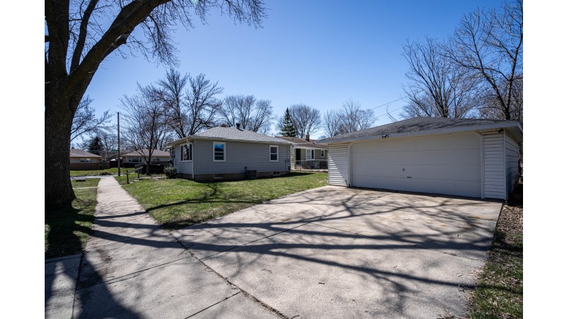 5243 N 82nd Ct Milwaukee, WI 53218 by Shorewest Realtors $180,000