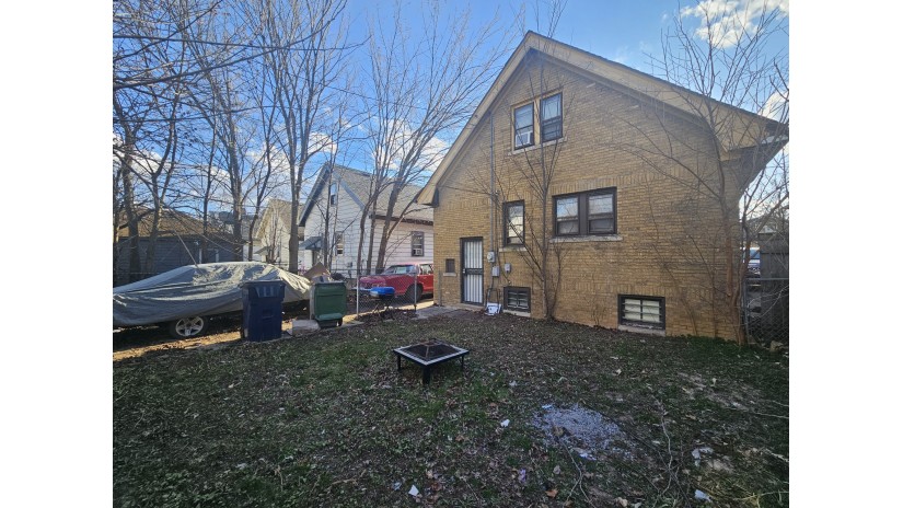 4260 N 26th St Milwaukee, WI 53209 by Shorewest Realtors $115,000