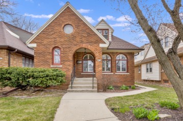 2472 N 64th St, Wauwatosa, WI 53213-1404