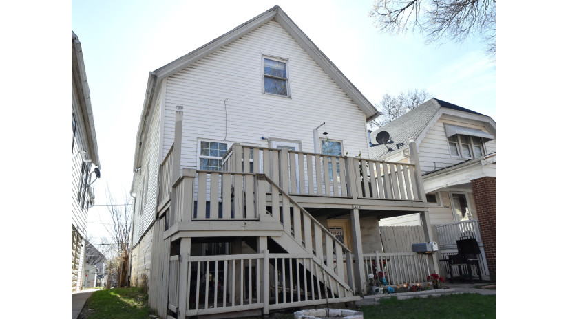 2474 S 12th St Milwaukee, WI 53215 by Shorewest Realtors $168,000