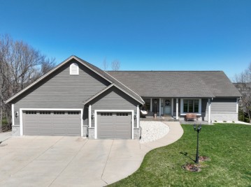 932 W Monroe Ave, Hartford, WI 53027