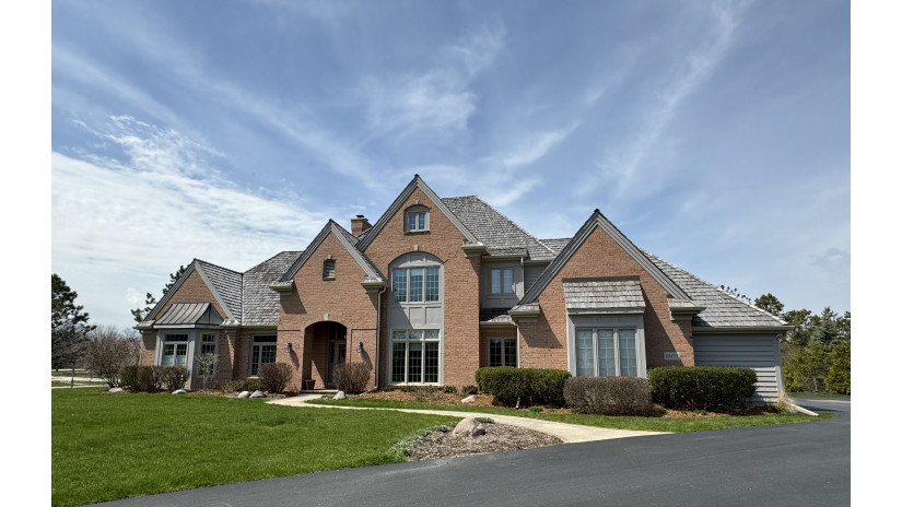 10433 N Pine Ridge Dr Mequon, WI 53092 by Shorewest Realtors $1,095,000