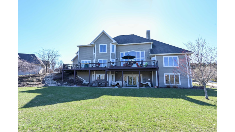 W284N6376 Hibritten Way Merton, WI 53029 by Shorewest Realtors $1,075,000