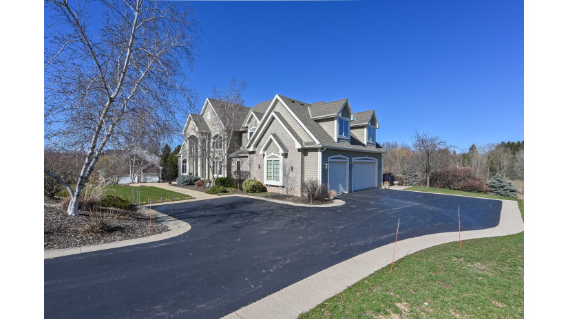 W284N6376 Hibritten Way Merton, WI 53029 by Shorewest Realtors $1,075,000