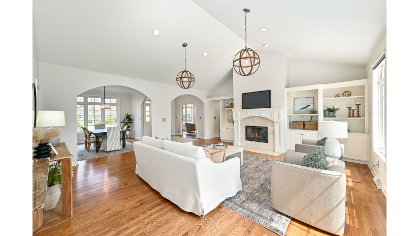 7547 W Sunnyvale Ct Mequon, WI 53092 by Shorewest Realtors $899,000